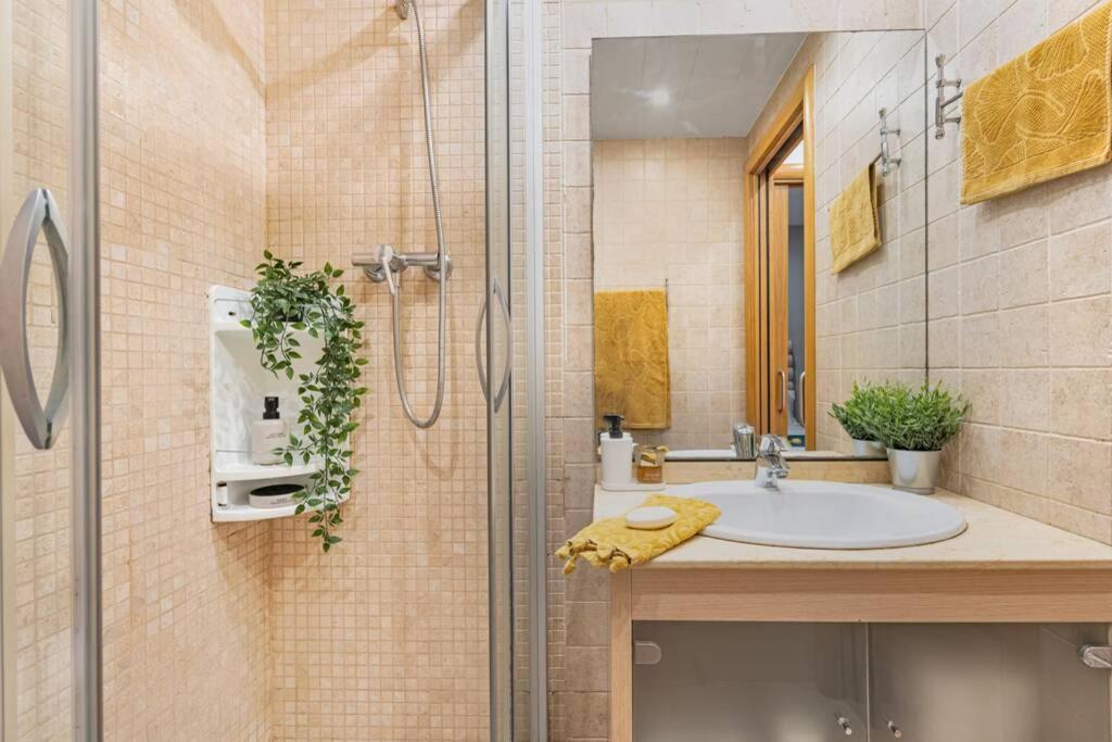 Lodging Apartments Villa De Gracia 2 Bedroom Cozy Apartment Barcelona Eksteriør billede